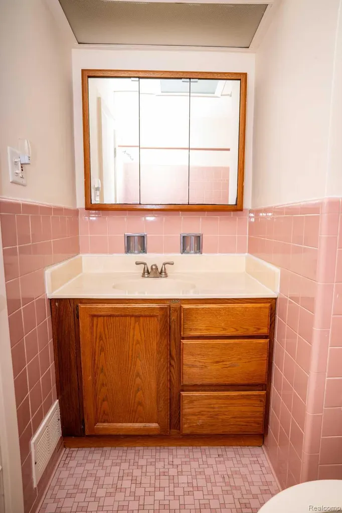 26042 Dover Avenue Warren City MI 48089