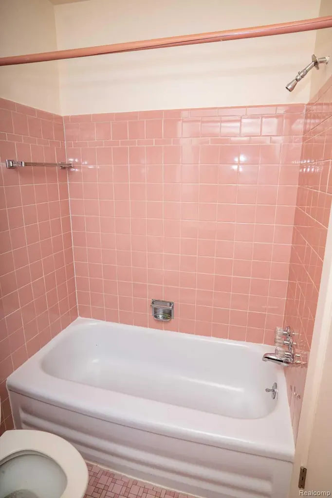26042 Dover Avenue Warren City MI 48089