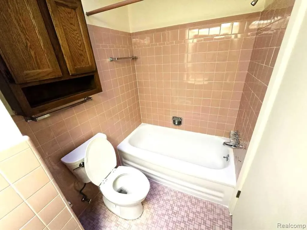 26042 Dover Avenue Warren City MI 48089