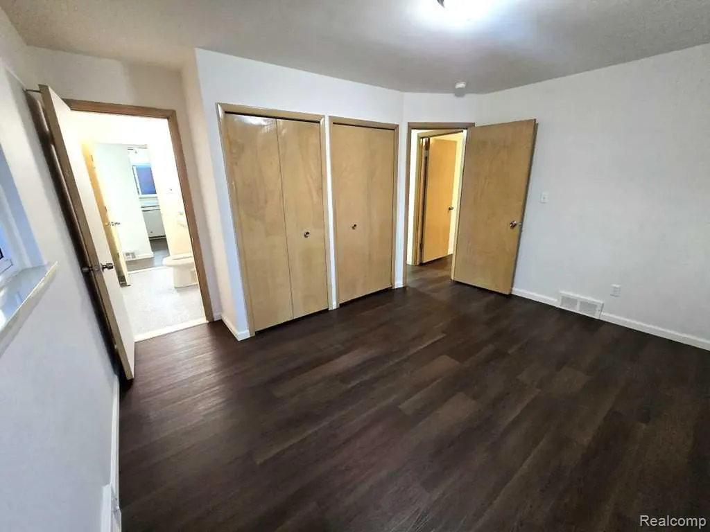 26042 Dover Avenue Warren City MI 48089