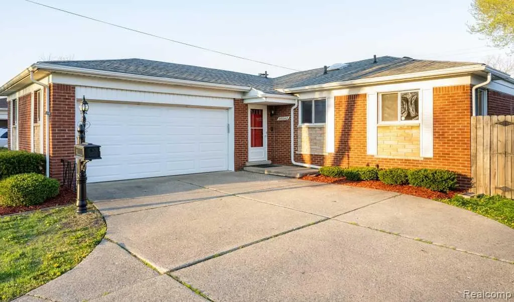 26042 Dover Avenue Warren City MI 48089