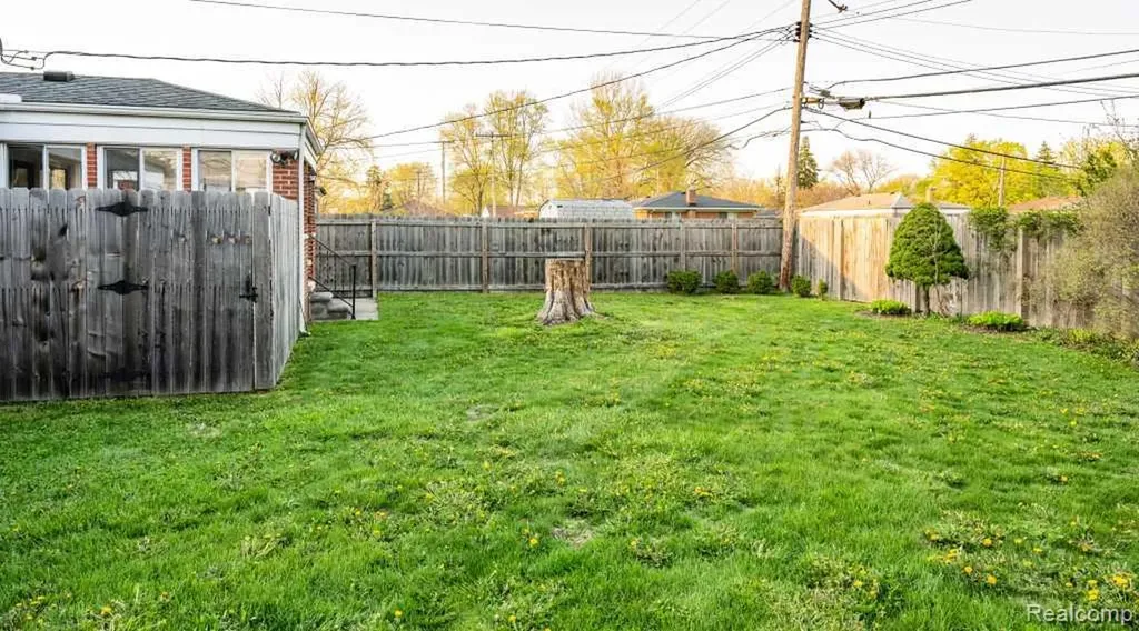 26042 Dover Avenue Warren City MI 48089