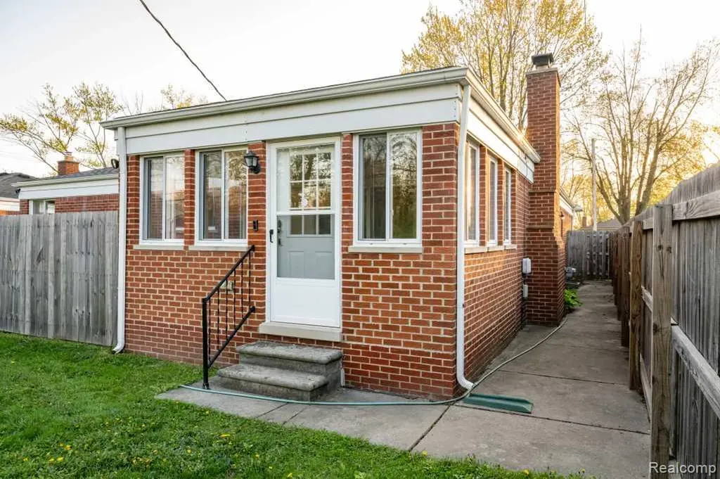 26042 Dover Avenue Warren City MI 48089