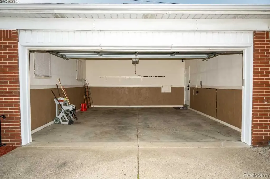 26042 Dover Avenue Warren City MI 48089