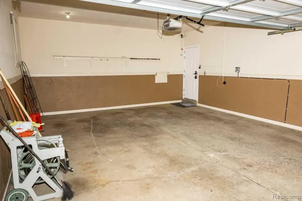 26042 Dover Avenue Warren City MI 48089