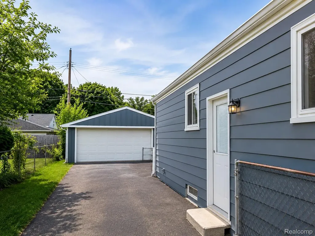 19749 Broadacres Street Clinton Charter Township MI 48035