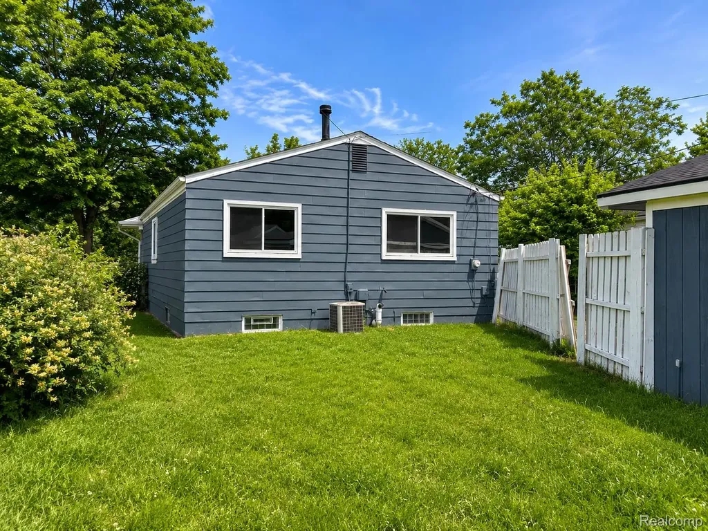 19749 Broadacres Street Clinton Charter Township MI 48035