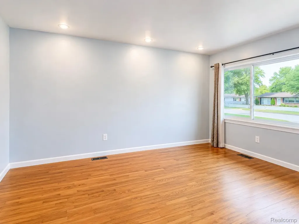 19749 Broadacres Street Clinton Charter Township MI 48035
