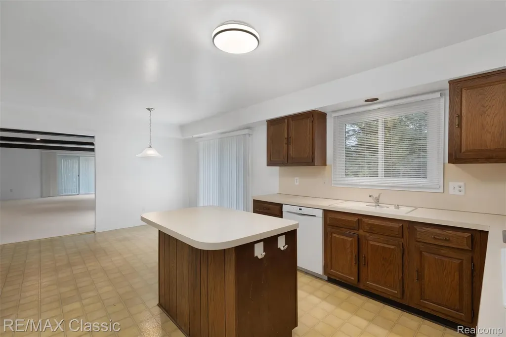 36953 Fox Glen Farmington Hills City MI 48331