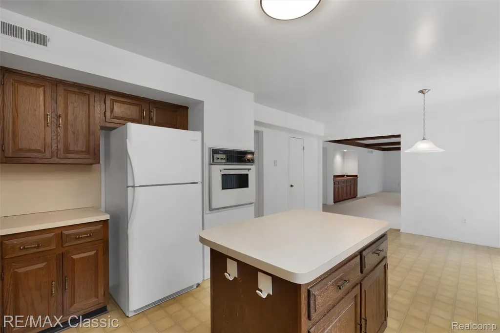 36953 Fox Glen Farmington Hills City MI 48331