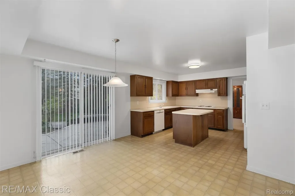 36953 Fox Glen Farmington Hills City MI 48331