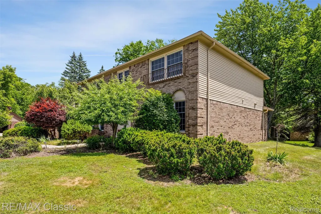 36953 Fox Glen Farmington Hills City MI 48331