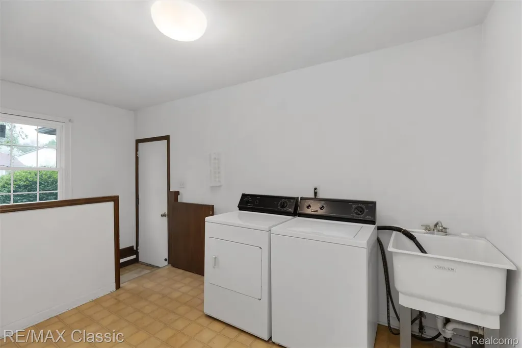 36953 Fox Glen Farmington Hills City MI 48331