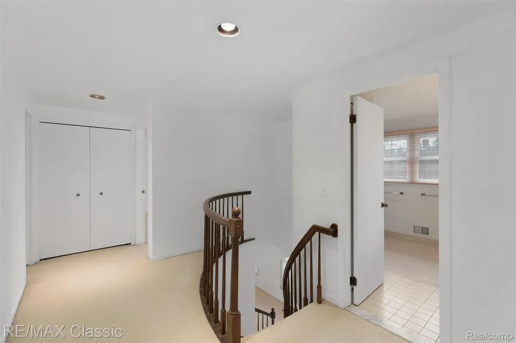 36953 Fox Glen Farmington Hills City MI 48331