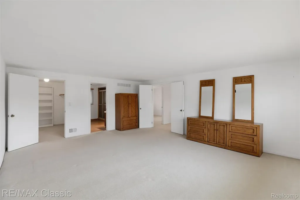 36953 Fox Glen Farmington Hills City MI 48331