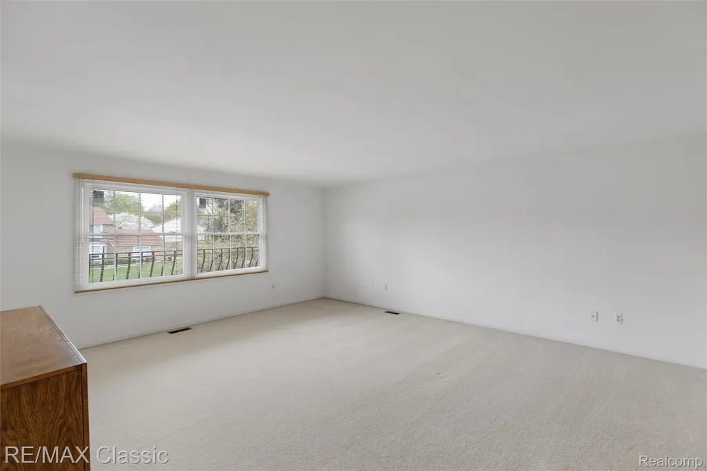 36953 Fox Glen Farmington Hills City MI 48331
