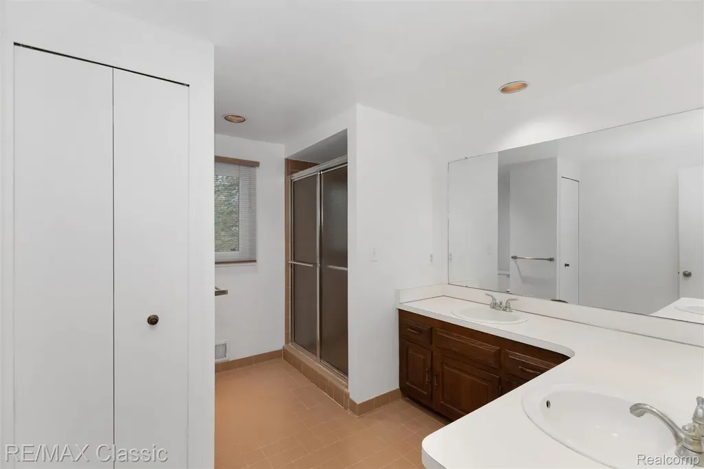 36953 Fox Glen Farmington Hills City MI 48331