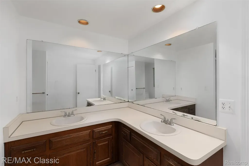 36953 Fox Glen Farmington Hills City MI 48331