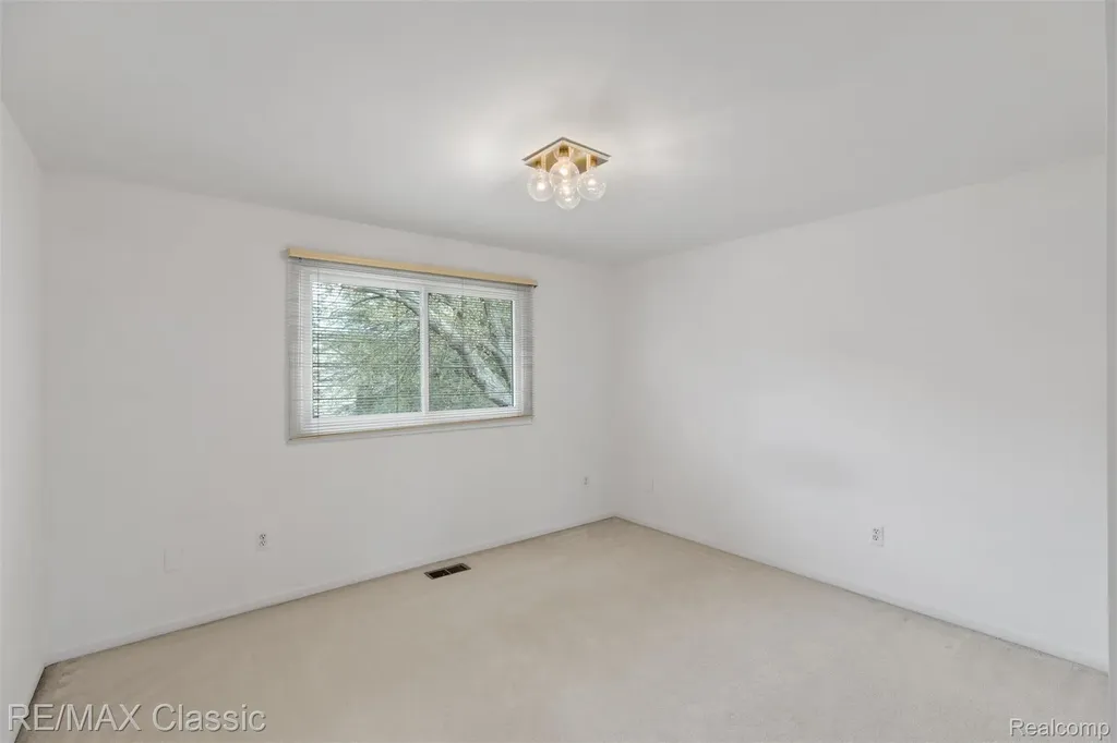 36953 Fox Glen Farmington Hills City MI 48331