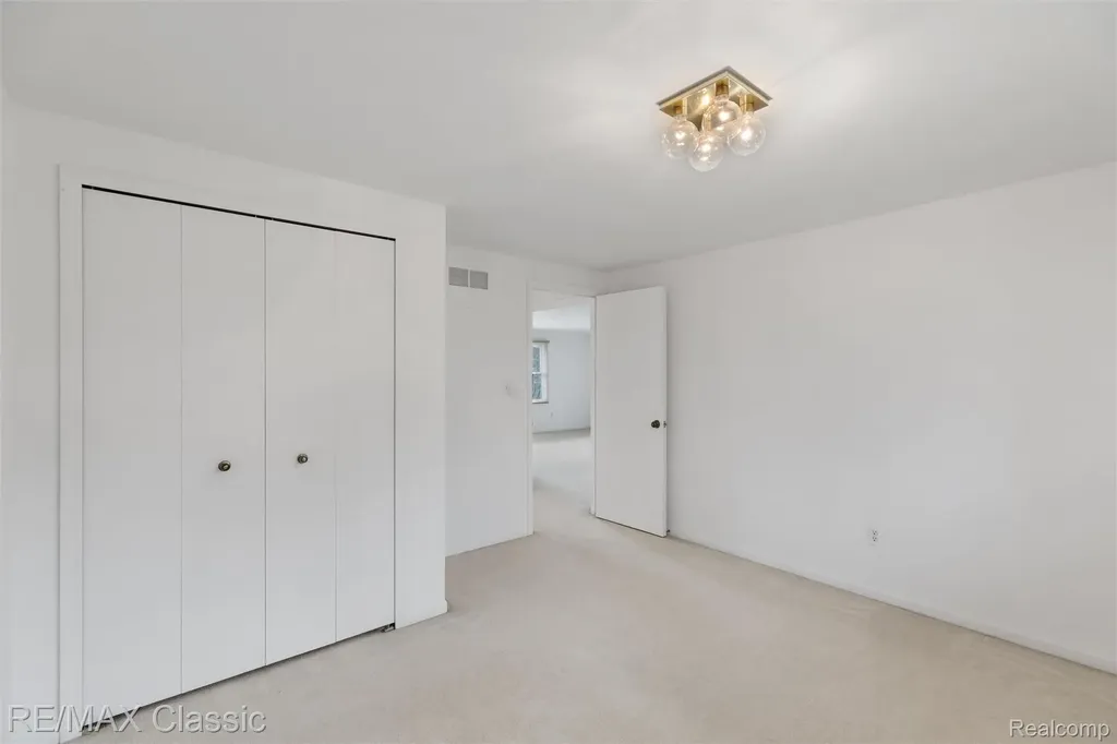 36953 Fox Glen Farmington Hills City MI 48331