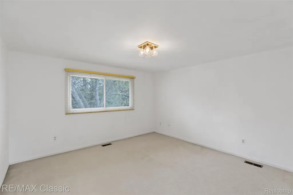 36953 Fox Glen Farmington Hills City MI 48331