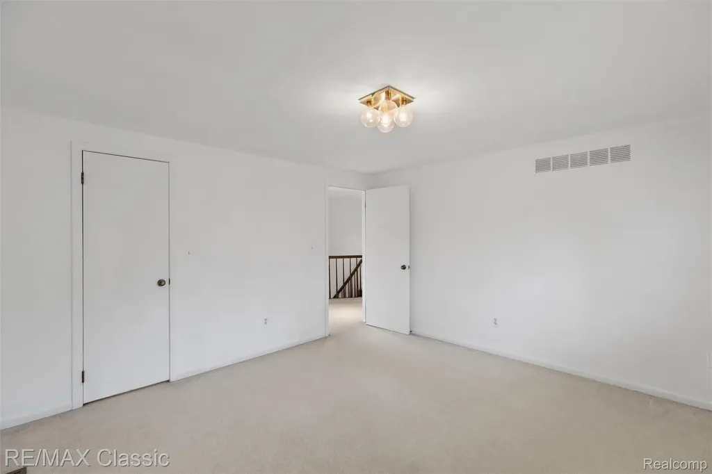 36953 Fox Glen Farmington Hills City MI 48331