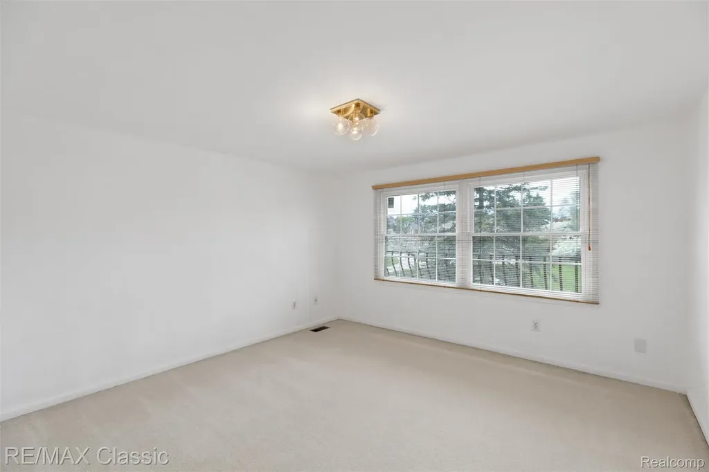 36953 Fox Glen Farmington Hills City MI 48331