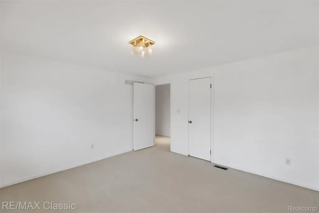 36953 Fox Glen Farmington Hills City MI 48331
