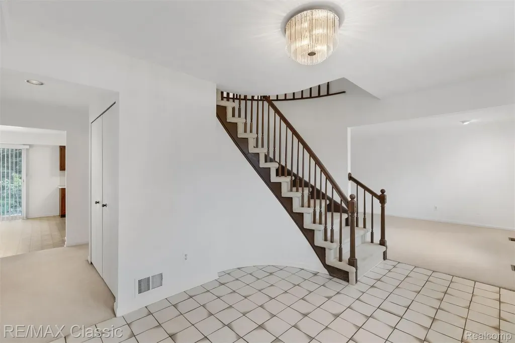 36953 Fox Glen Farmington Hills City MI 48331