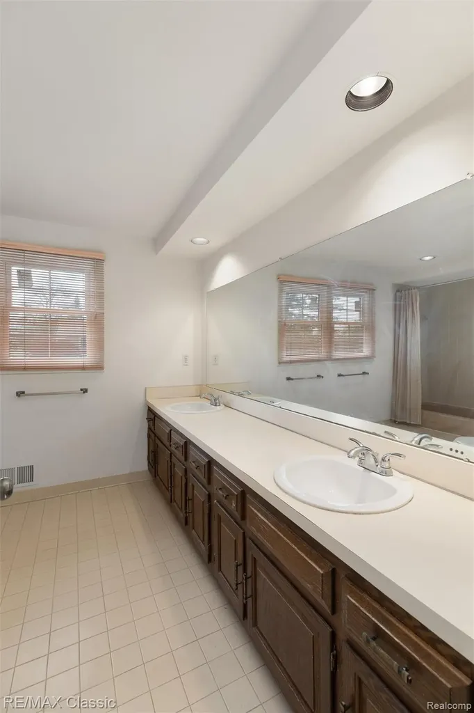 36953 Fox Glen Farmington Hills City MI 48331