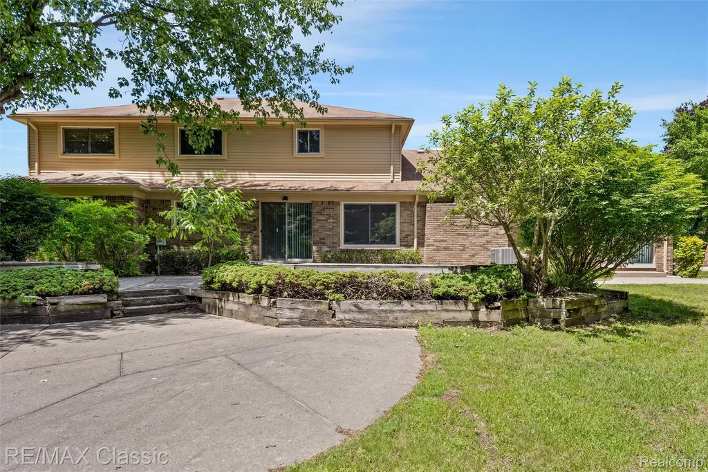 36953 Fox Glen Farmington Hills City MI 48331