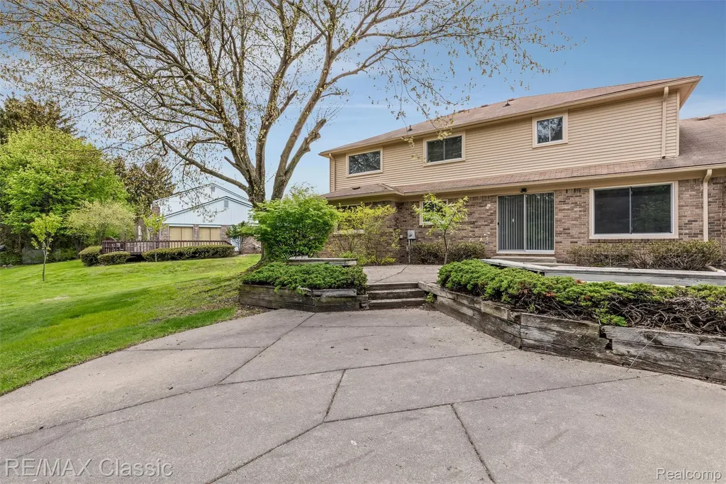 36953 Fox Glen Farmington Hills City MI 48331