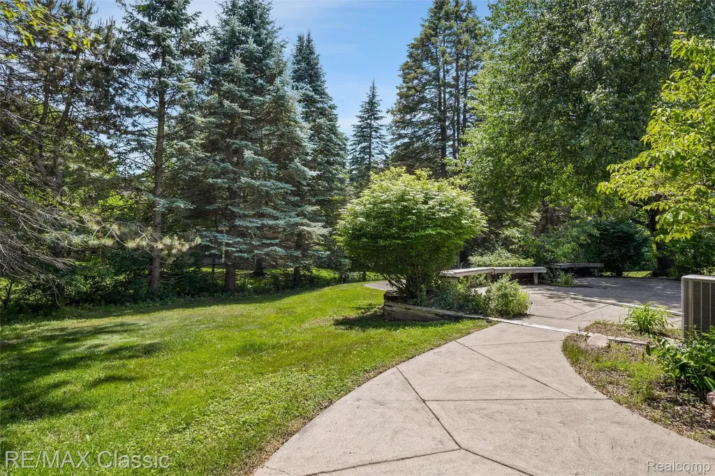 36953 Fox Glen Farmington Hills City MI 48331