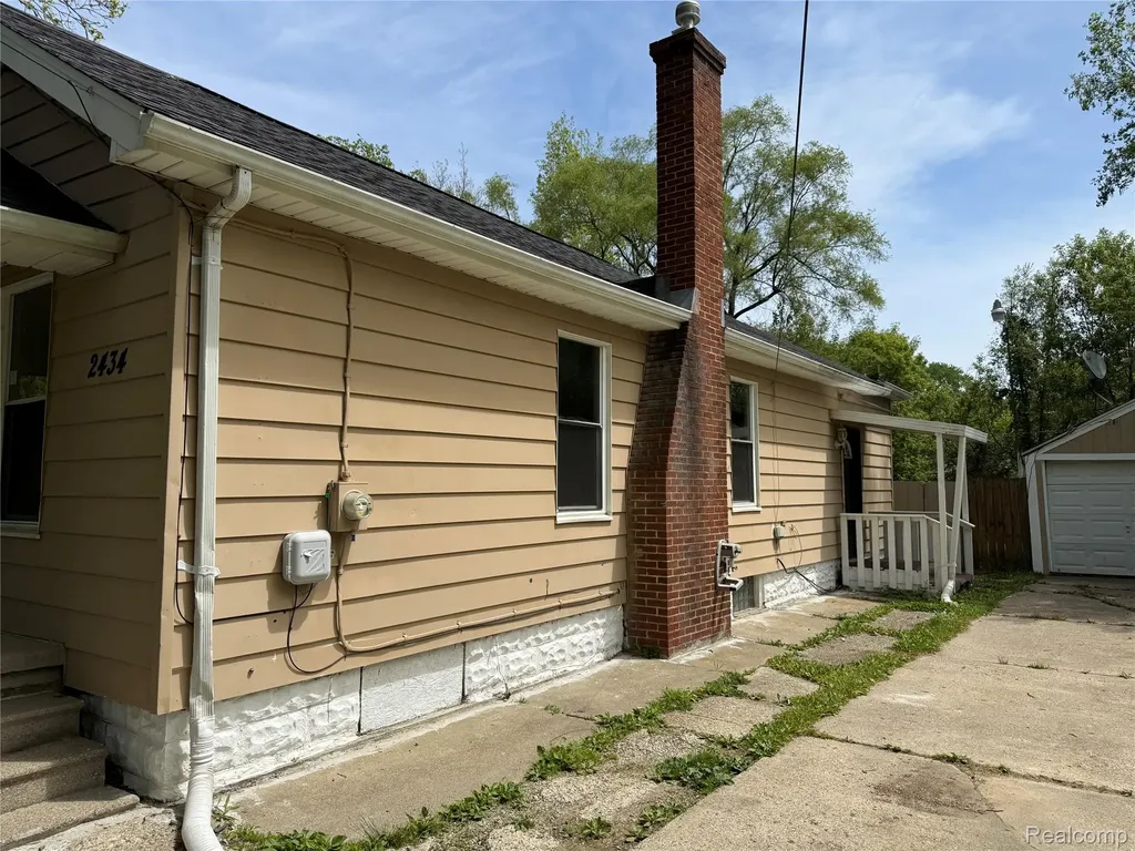 2434 Thornton Avenue Flint Charter Township MI 48504