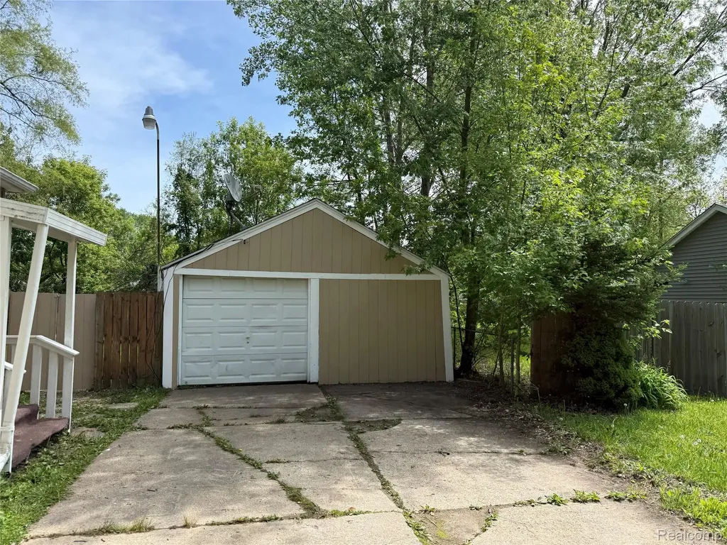 2434 Thornton Avenue Flint Charter Township MI 48504