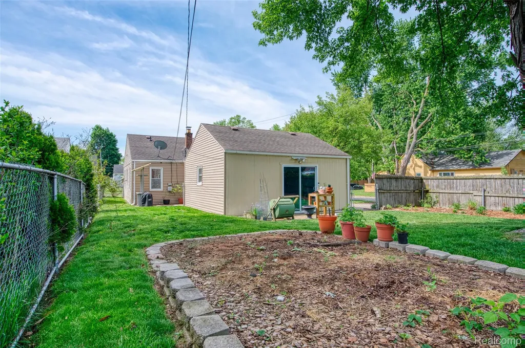 25550 Pennie Street Dearborn Heights City MI 48125