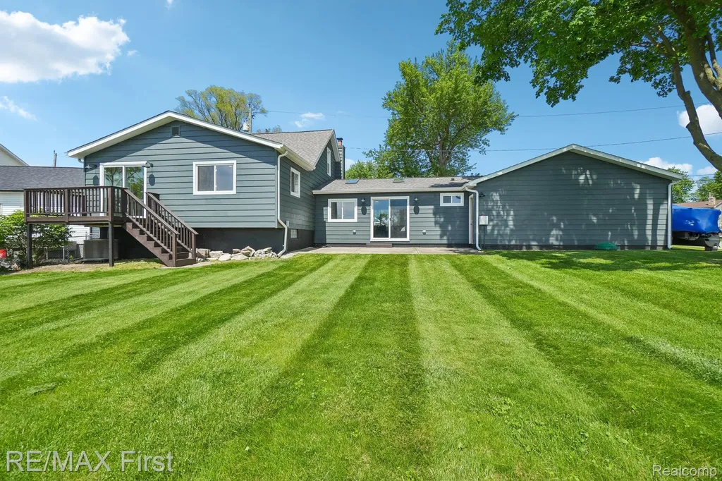 9403 Buckingham Street White Lake Charter Township MI 48386