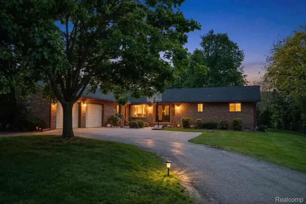 37735 Santa Anna Street Clinton Charter Township MI 48036