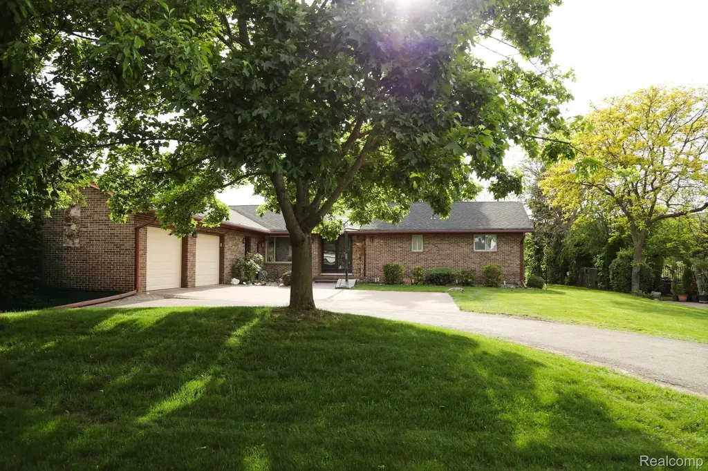 37735 Santa Anna Street Clinton Charter Township MI 48036
