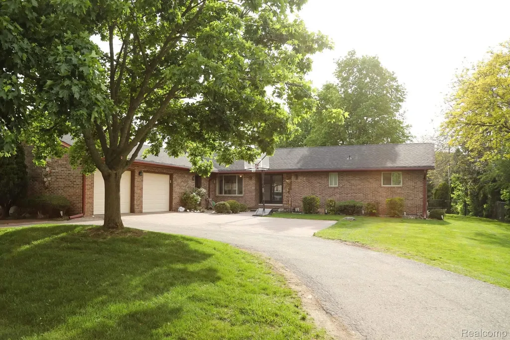 37735 Santa Anna Street Clinton Charter Township MI 48036