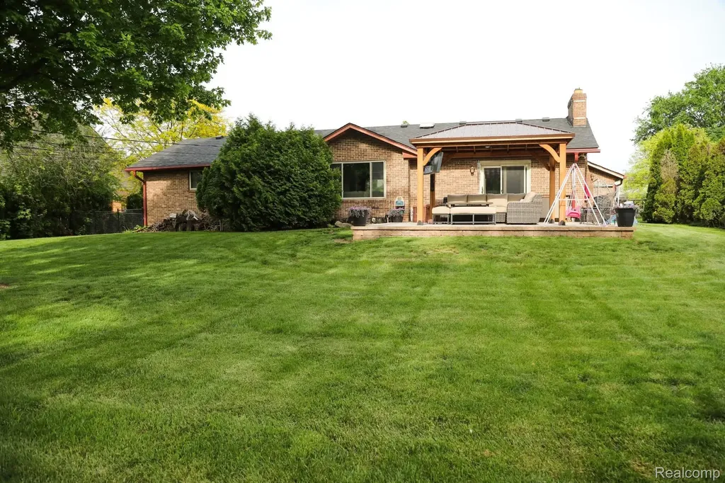 37735 Santa Anna Street Clinton Charter Township MI 48036