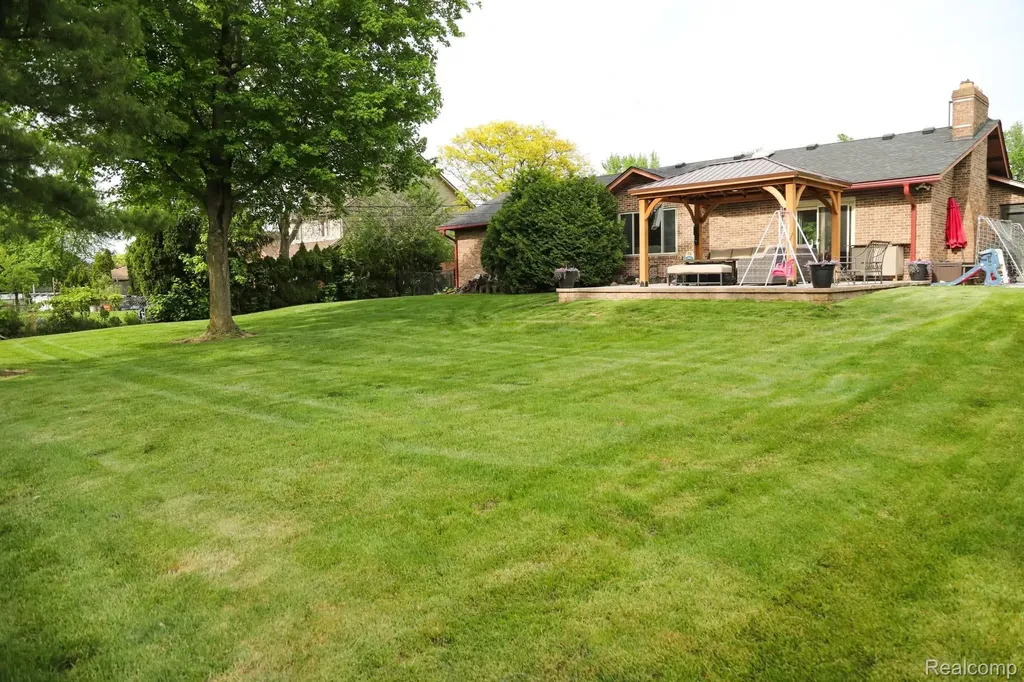 37735 Santa Anna Street Clinton Charter Township MI 48036