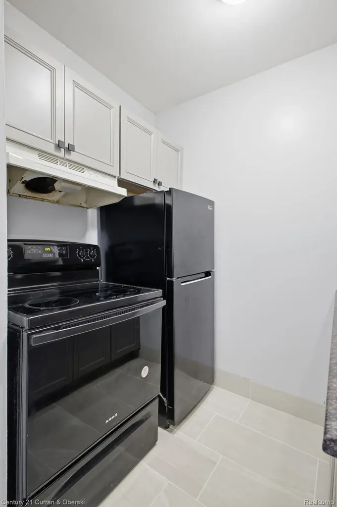 31831 Grand River Avenue Farmington City MI 48336