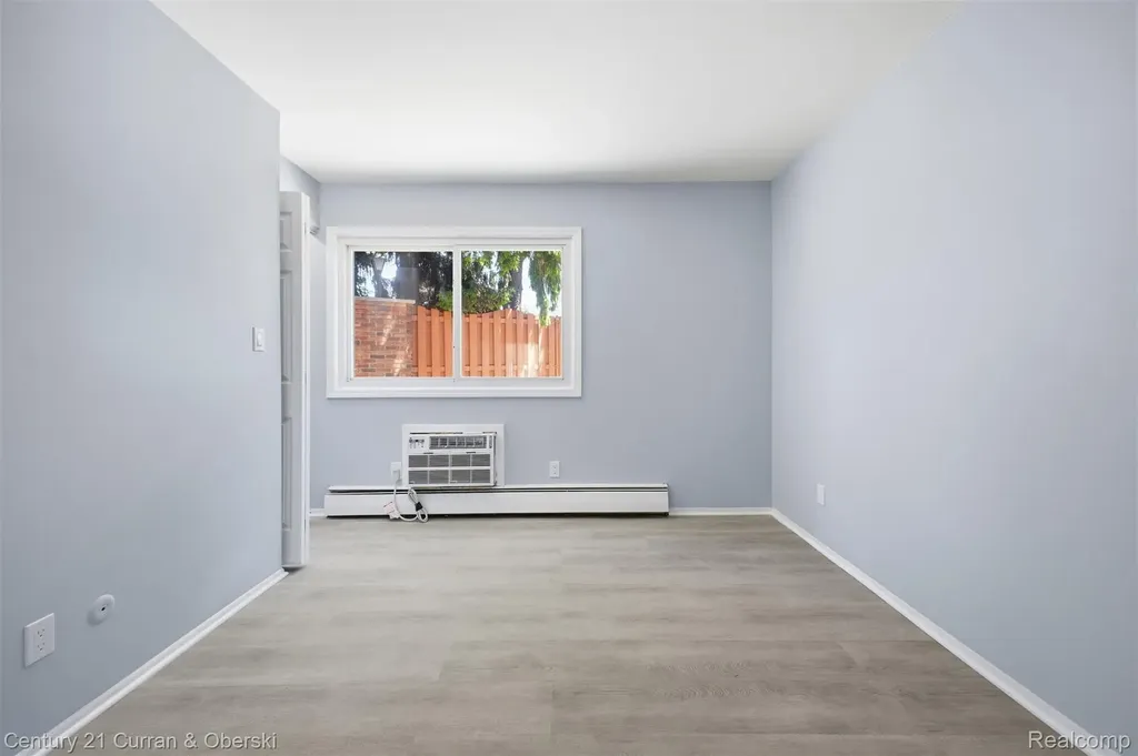 31831 Grand River Avenue Farmington City MI 48336