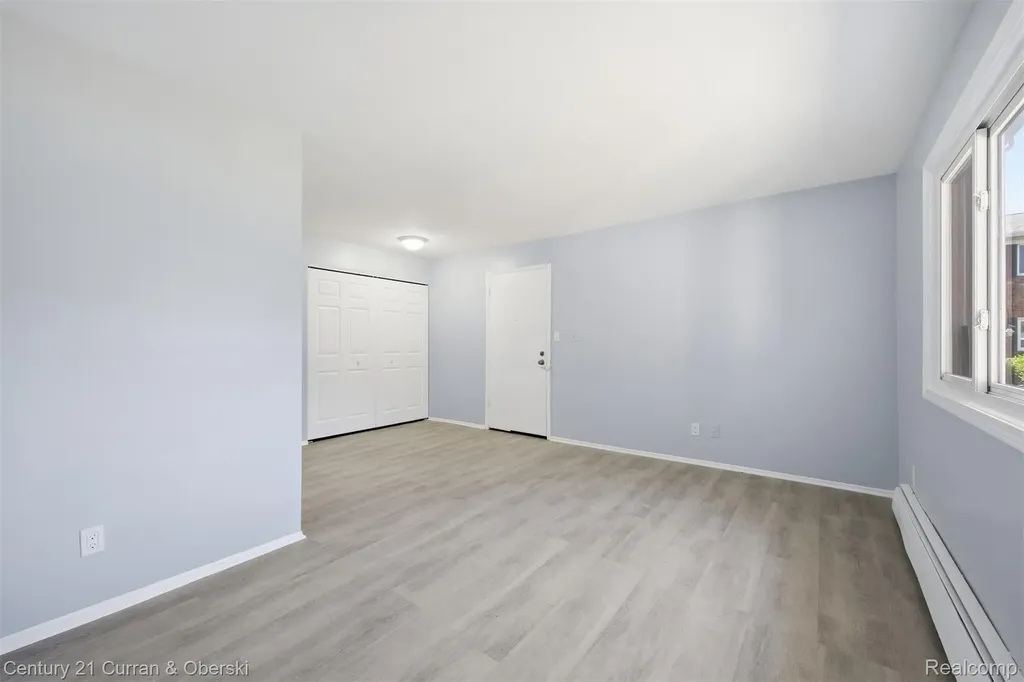 31831 Grand River Avenue Farmington City MI 48336