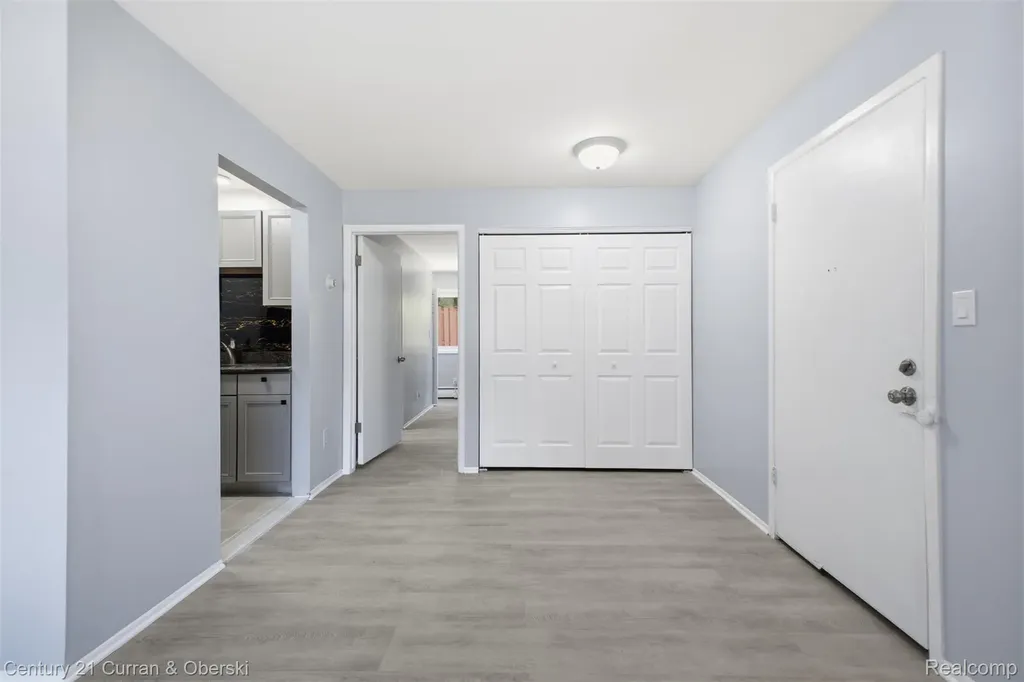 31831 Grand River Avenue Farmington City MI 48336