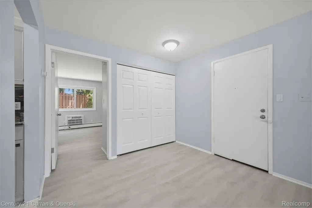 31831 Grand River Avenue Farmington City MI 48336