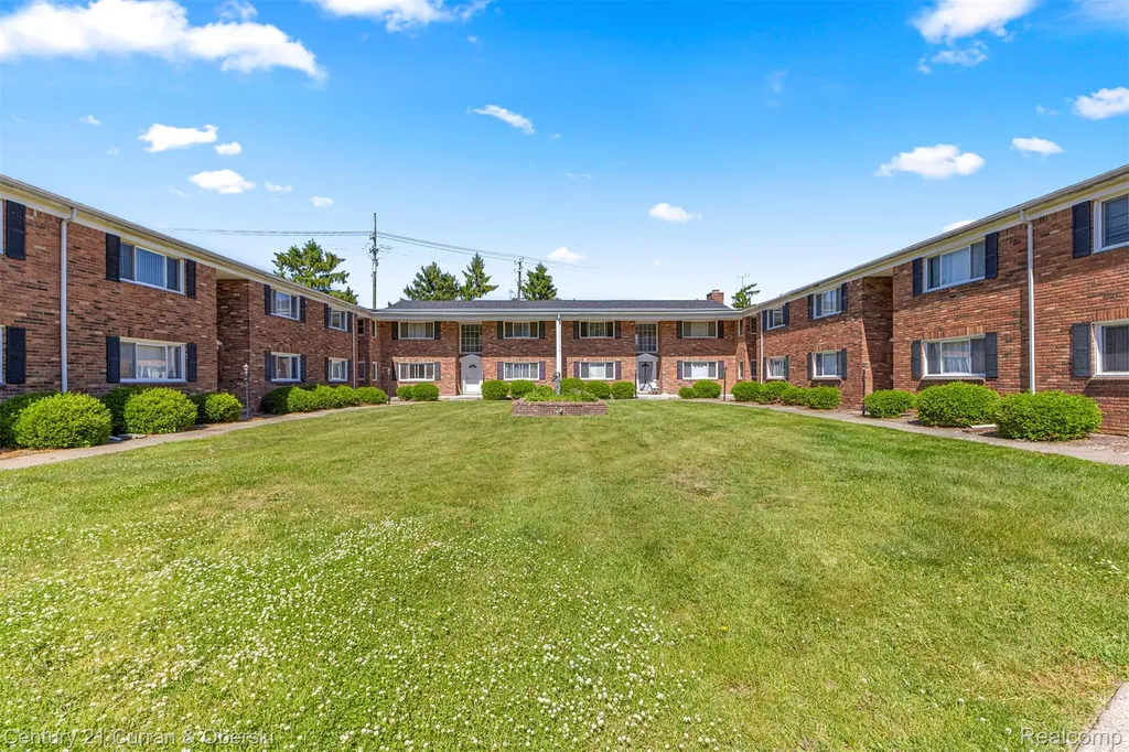 31831 Grand River Avenue Farmington City MI 48336