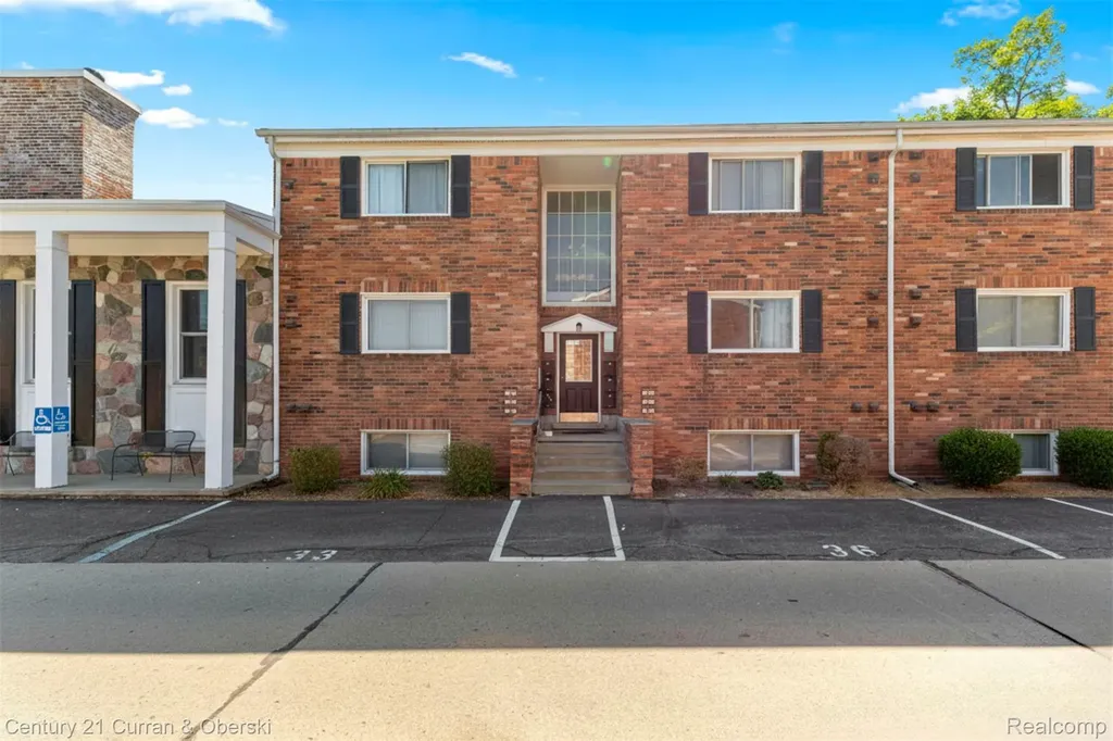 31831 Grand River Avenue Farmington City MI 48336