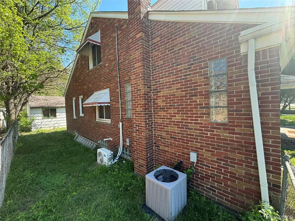 915 E 14 Mile Road Clawson City MI 48017